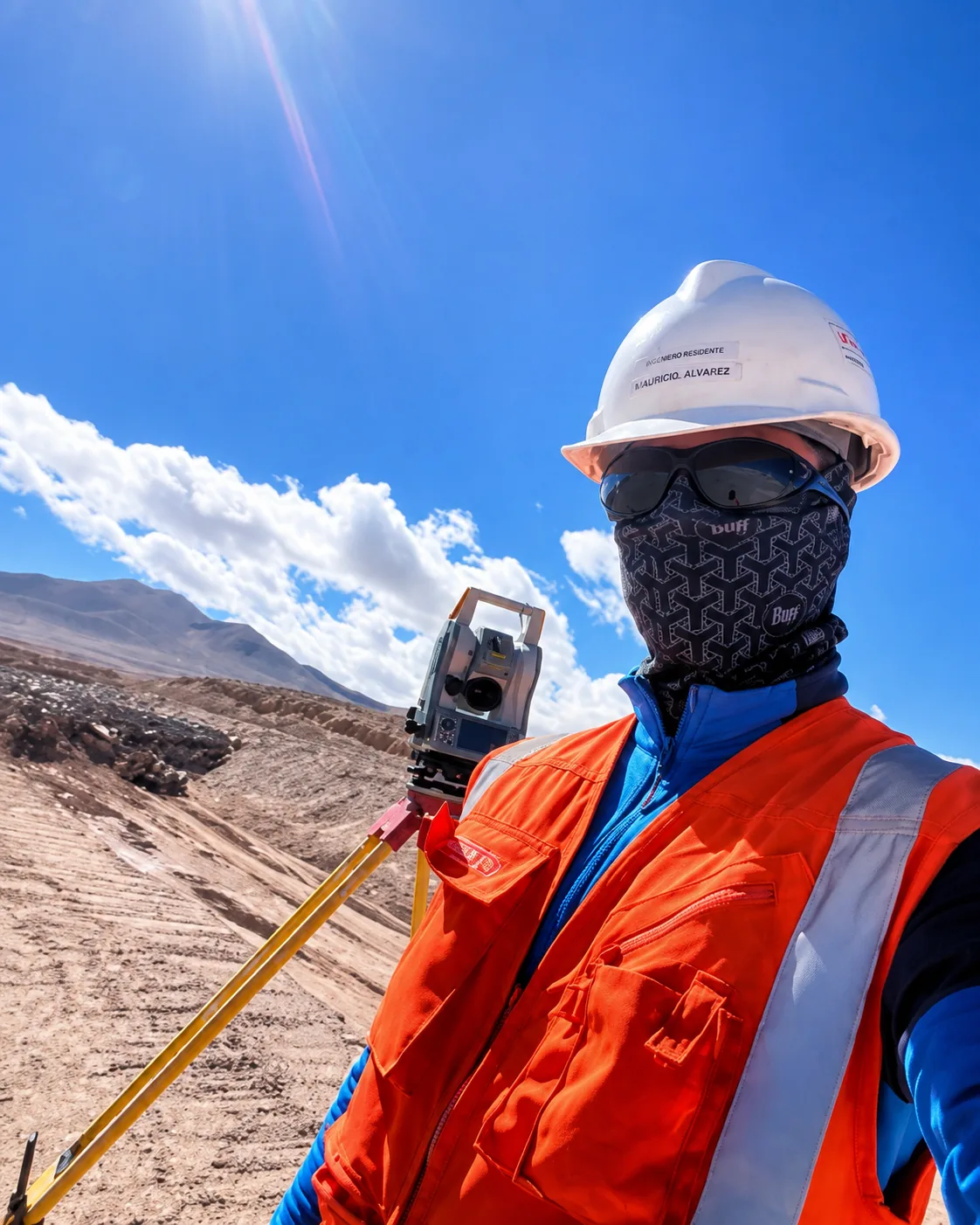 Ingeniero residente con estación total en faena de altura
